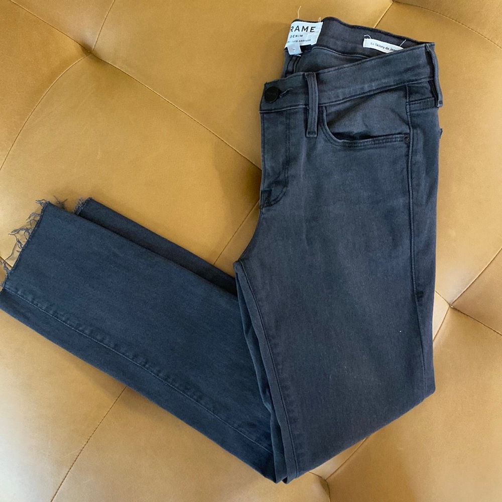 FRAME Le Skinny de Jeanne Faded Black Jeans Distressed Denim 26 Raw Hem Quintin